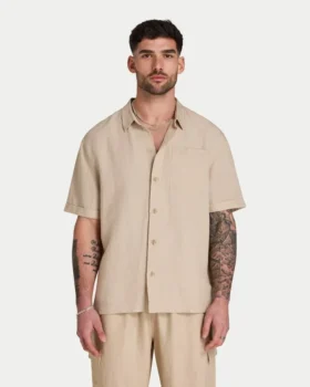 Chemise en lin à manches courtes pour homme en shorts