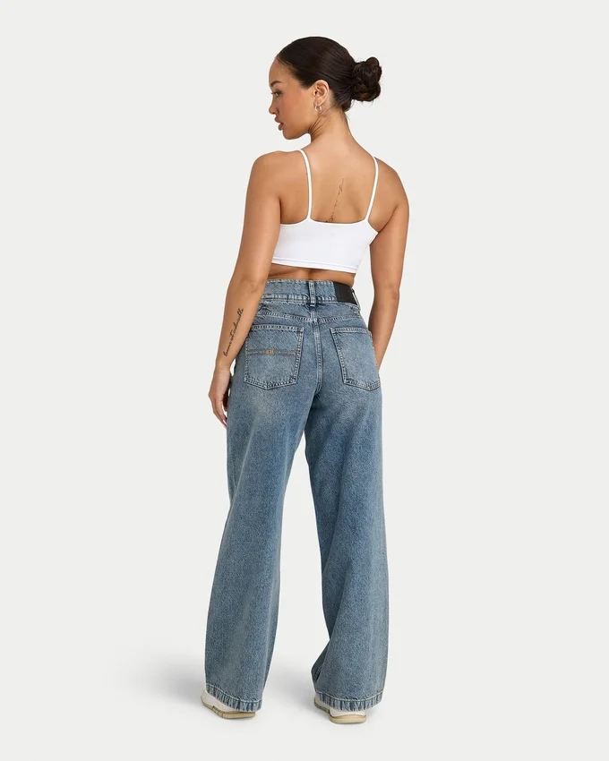 Jean en denim à jambes larges pour femme – délavage moyen Jean en denim à jambes larges pour femme – délavage moyen