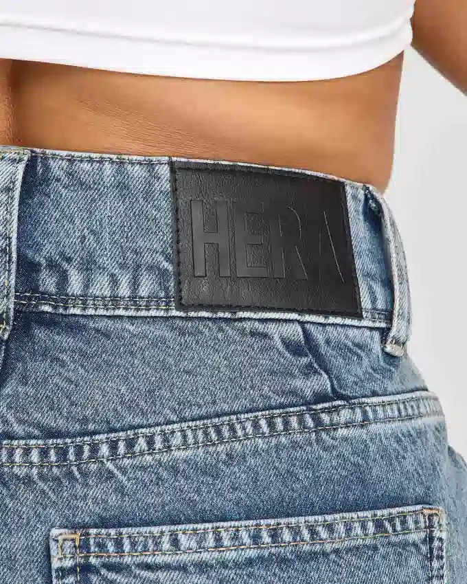 Jean en denim à jambes larges pour femme – délavage moyen Jean en denim à jambes larges pour femme – délavage moyen