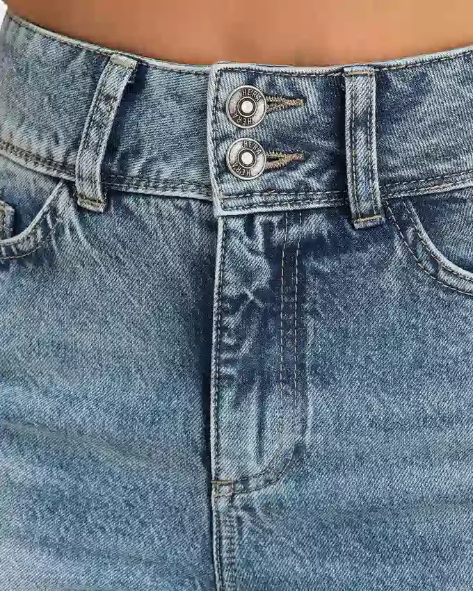 Jean en denim à jambes larges pour femme – délavage moyen Jean en denim à jambes larges pour femme – délavage moyen